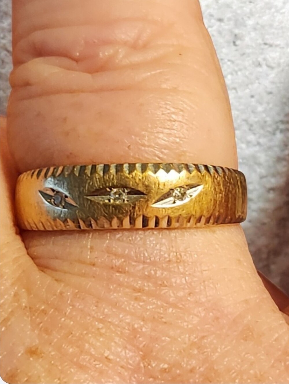 Vintage 14K Gender Neutral Band Wit 3 Stones ■ Swipe N Read Below ■ Firm
